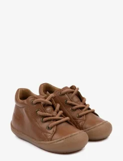 Pom Pom First™ Sport Lace Shoe - Lära-gå-skor CAMEL