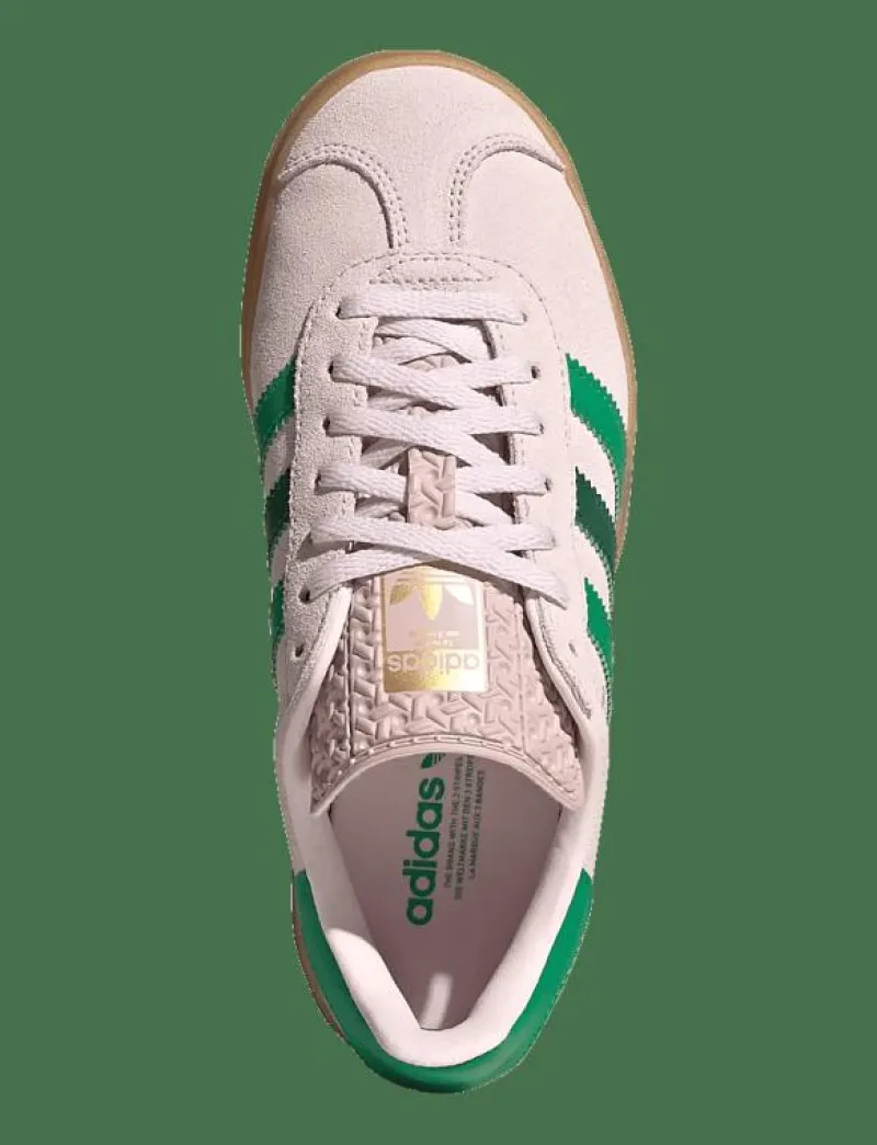 adidas Originals GAZELLE BOLD J - Låga sneakers ALMPNK/COUGRN/GOLDMT New