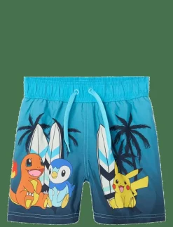 NMMMCCOY POKEMON LONG SWIMSHORTS SKY - Badbyxa|name it Online