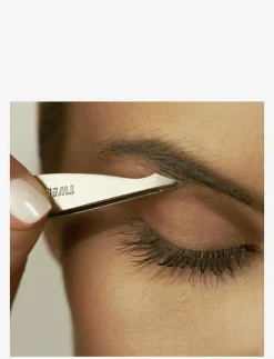 Pointed Slant Tweezer - Ansikte|Tweezerman Online
