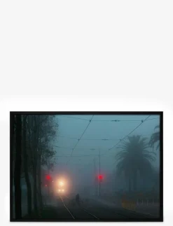 Democratic Gallery Poster Train Tracks - Fotokonst BLUE