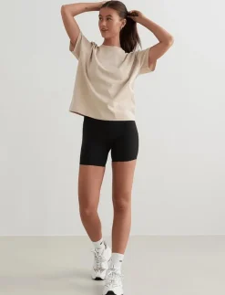 aim´n Serif Boxy T-Shirt - T-Shirts CAFÉ AU LAIT Hot