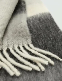 Striped scarf with tasselled ends - Halsdukar|Mango Best