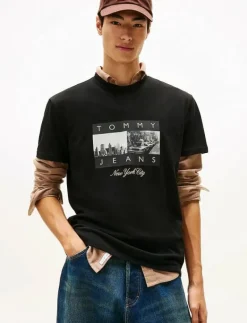 Tommy Jeans TJM REG PHOTO FLAG SS TEE - Kortärmad t-shirt BLACK Outlet